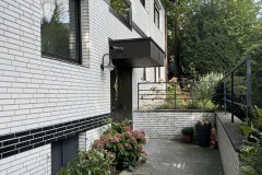 Hauseingang-rueckwaertig-gelegen