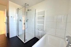 FREP-Mietwohnung-Essen-Modernes-Bad-mit-bodentiefer-Dusche-1