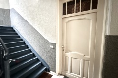 MFH-Duisburg-Hochfeld-Treppenhaus-mit-Wohnungseingangstuer-First-Real-Estate-Partner