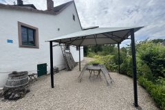 Sitzplatz-hinter-Werkstatt-Torhaus