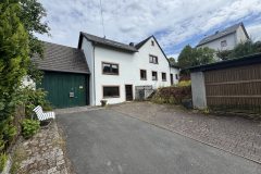 Vorderhaus mit Tor