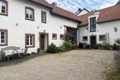 Innenhof-mit-Haupthauseingang-und-Scheuneneingang