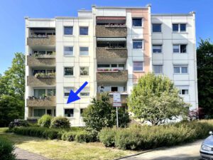 Wohnhaus Essen Horst mit Pfeilkennzeichnung einer Wohnung im Hochparterre auf den Balkon