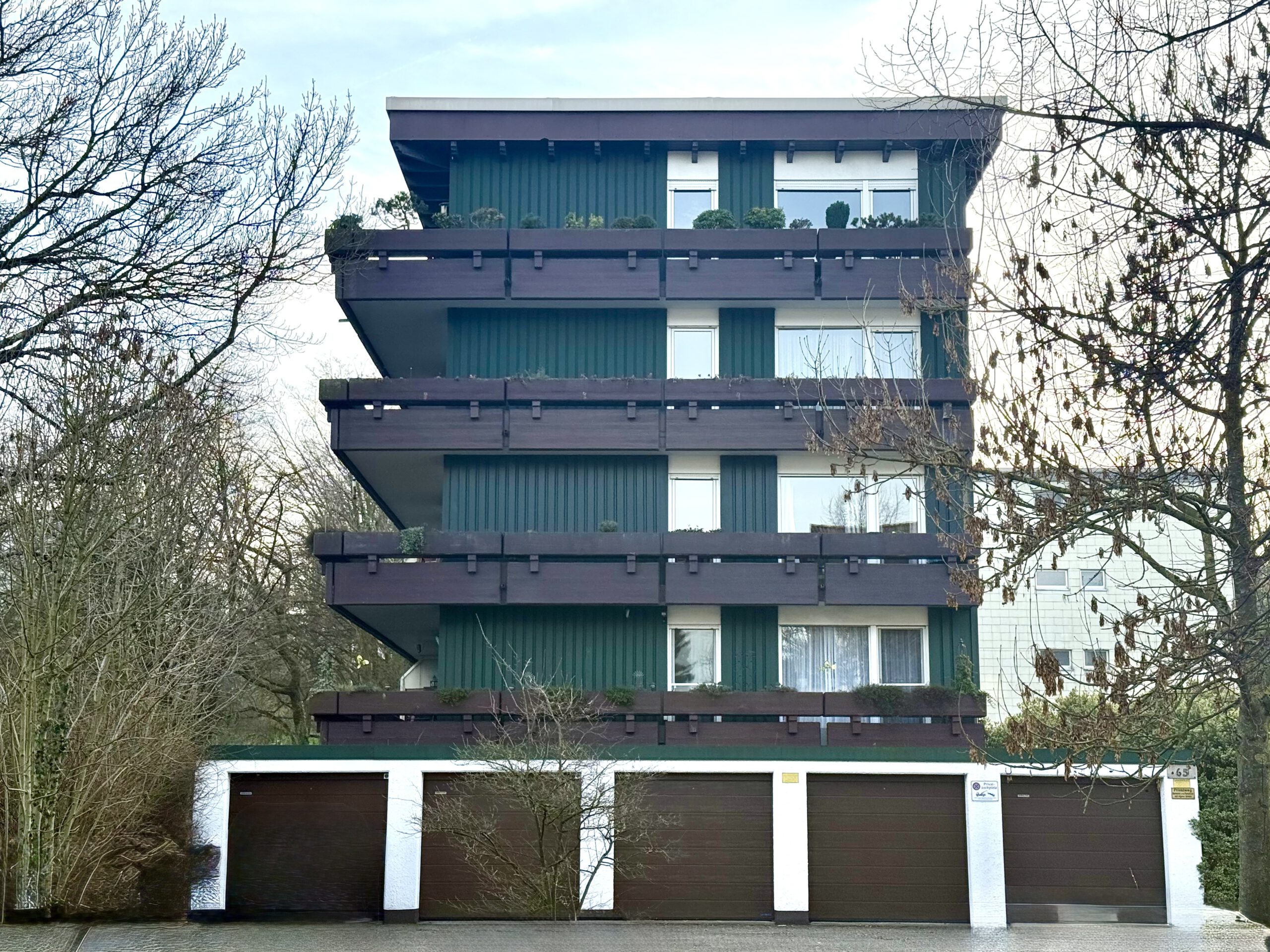 Blick auf das Haus von der Seitenstrasse